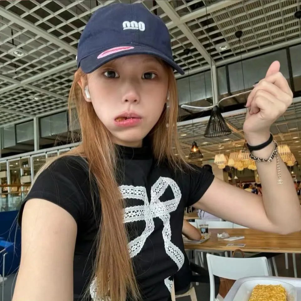 庇护棕榈树下